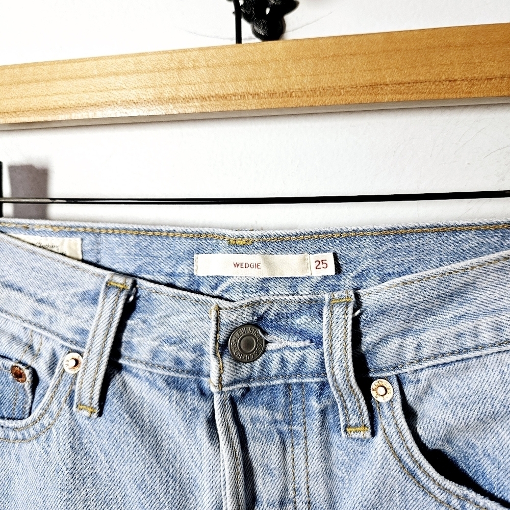 Levi's Wedgie Jeans Light Wash Size 25 Raw Hem - Picture 5 of 5